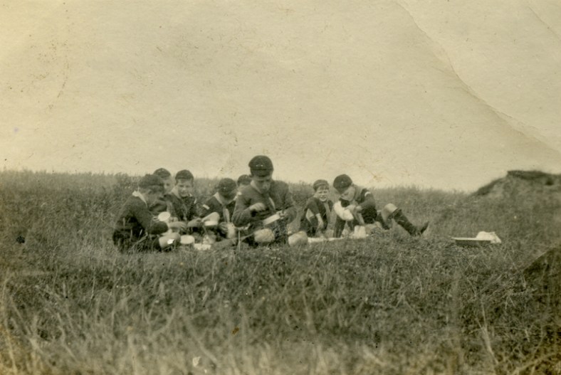 Cubs at dinner Mundesley 1919a
