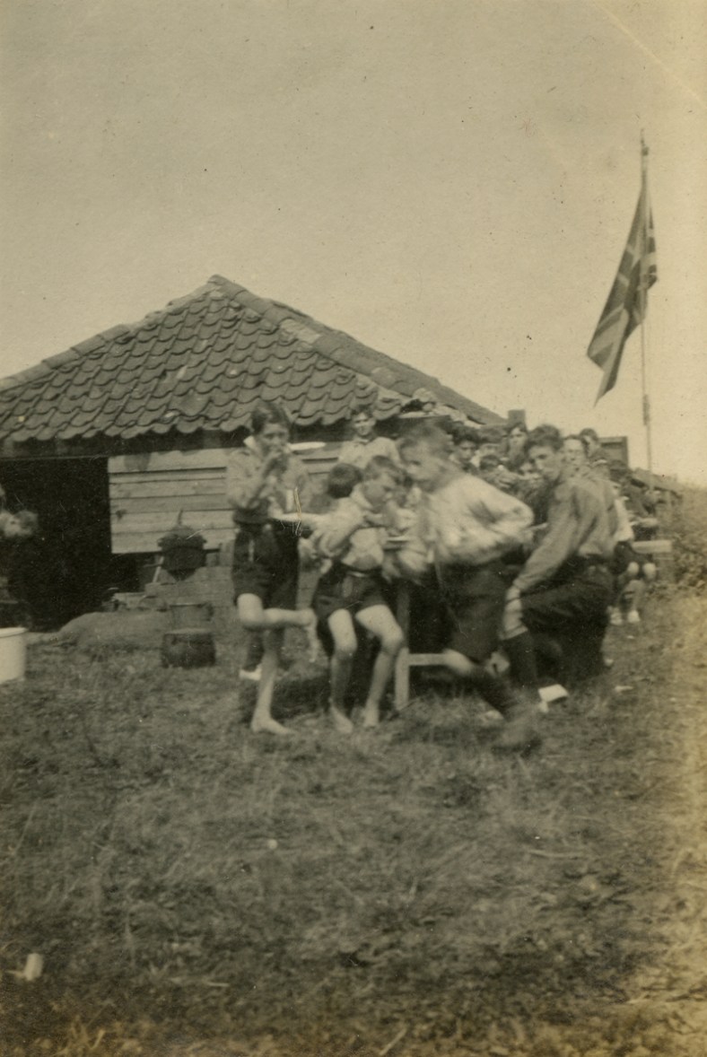 Dinner time Mundesley 1919a