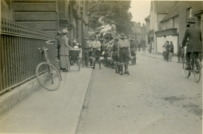Loading for Cromer camp Aug 1921a